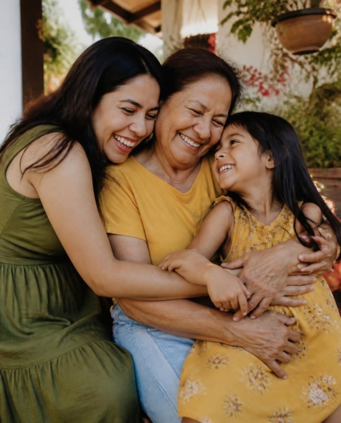 Abuela, madre e hija abrazadas
